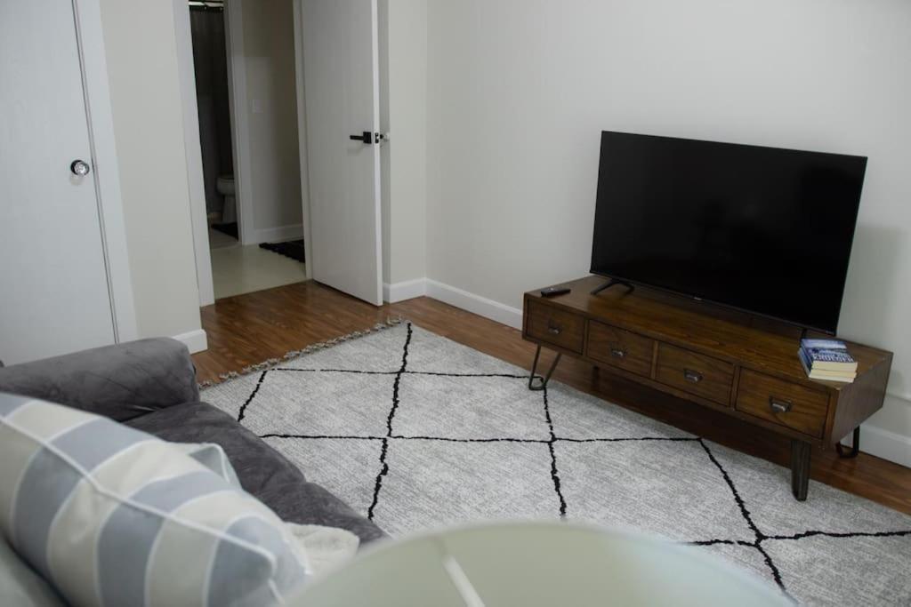 Cozy Getaway Apartment Everett Екстериор снимка